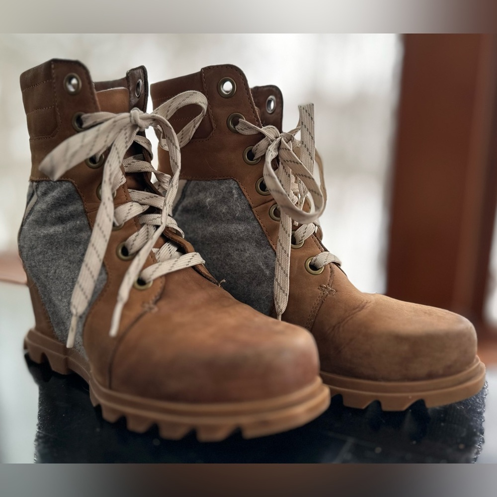 Sorel women's Lexie Wedge Suede mid calf lace up boot size 8.5